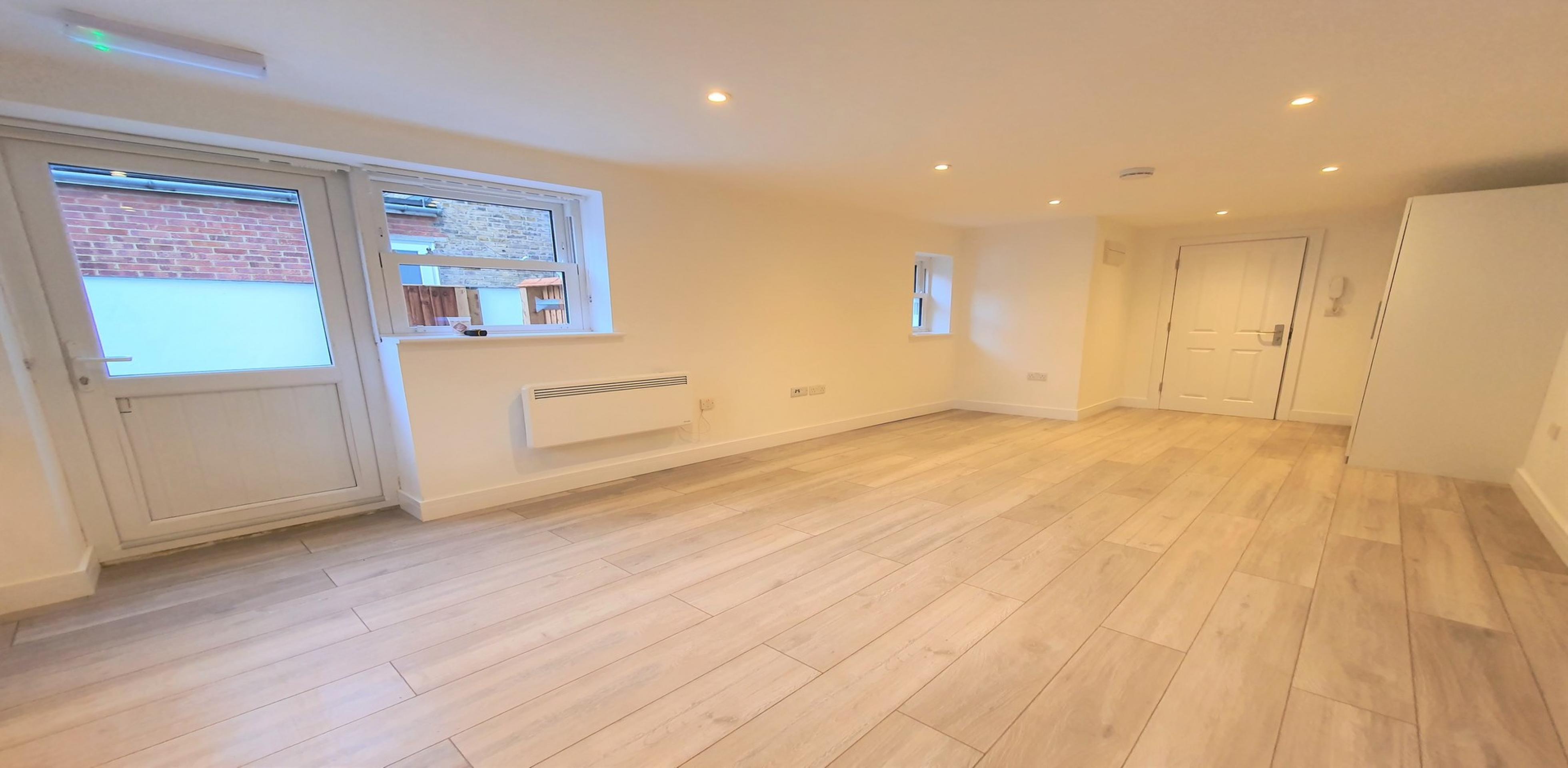 			Studio Apartment, 1 bath, 0 reception Studio			 Kilburn Lane, QUEENS PARK W9